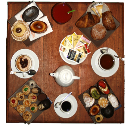 Tavolo imbandito con l'aperitivo Top Orange